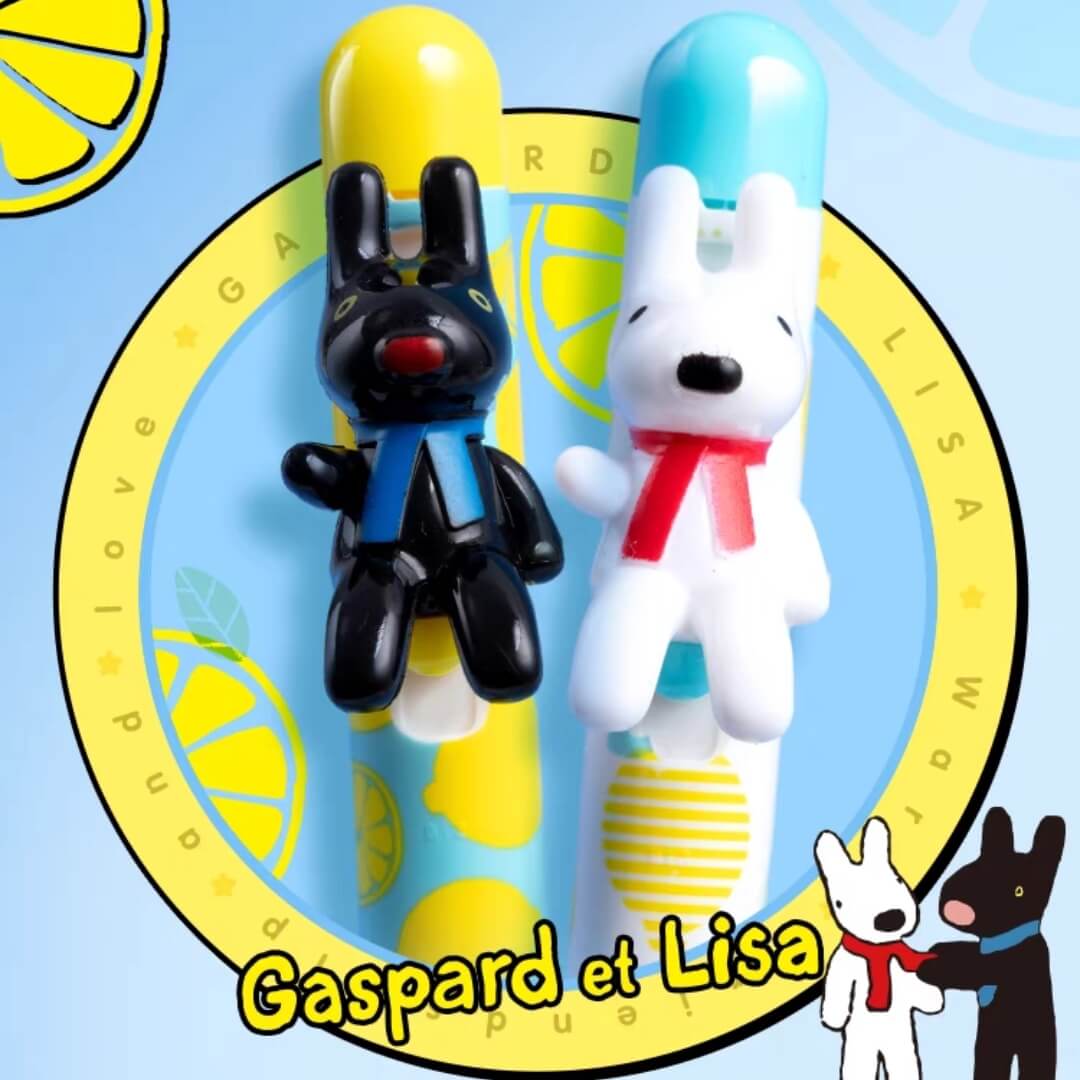 gaspard lisa pens figure close up